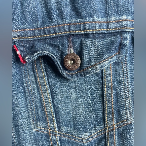 Levi’s Classic Denim Jean Jacket - Picture 5 of 8